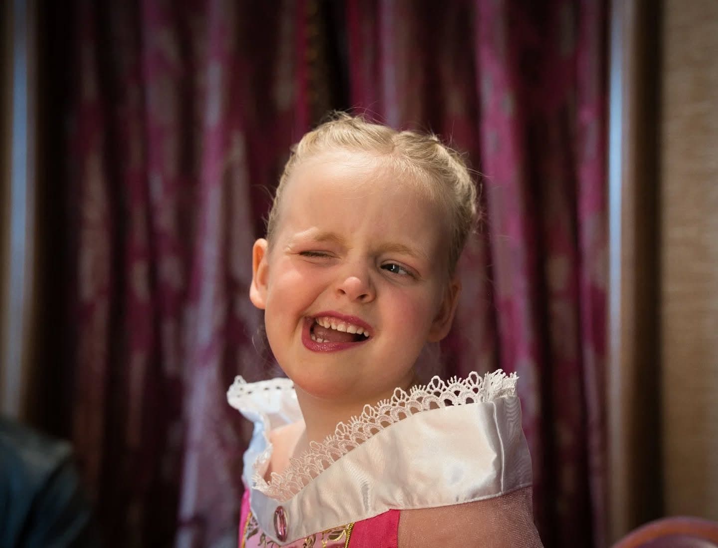 enfant blonde sourire